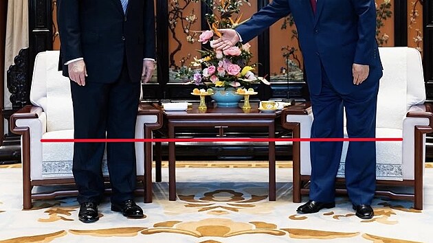Americký prezident Donald Trump a čínský prezident Si Ťin-pching během summitu v Pekingu. Upraveno uživatelem sociální sítě (14. května 2026)