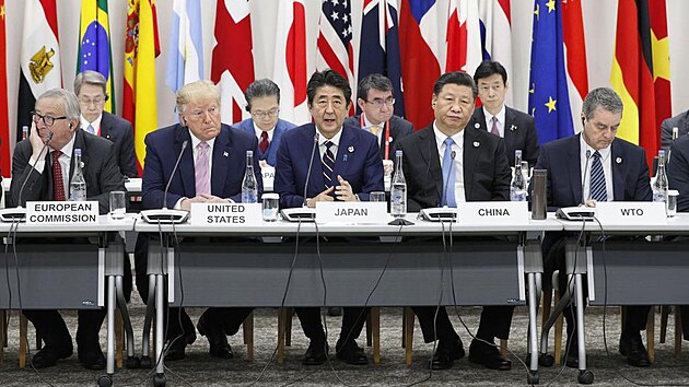 Trump a Si na jiné nezávislé akci během prvního Trumpova mandátu sedí na zřejmě stejně vysokých židlích