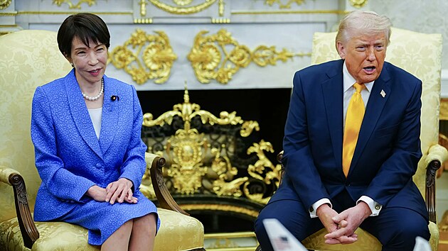 Americký prezident Donald Trump a japonská premiérka Takaičiová v Bílém domě sedí na zřejmě stejně vysokých židlích