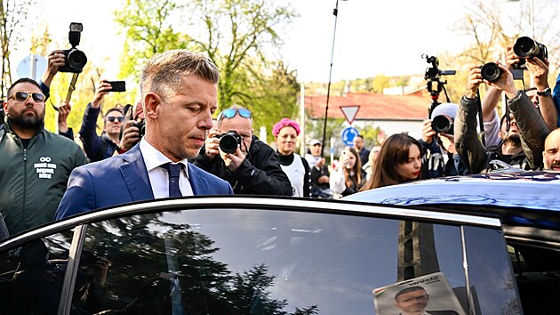 Péter Magyar během předvolební kampaně používal vůz Škoda Superb. (12. dubna 2026)