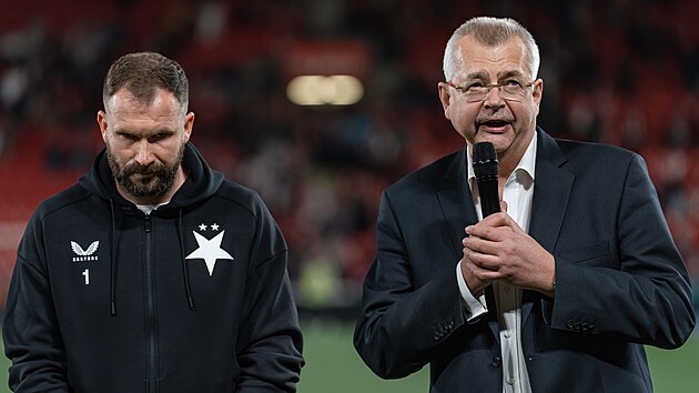 Jaroslav Tvrd&iacute;k, předseda představenstva SK Slavia Praha, hovoř&iacute; k fanou&scaron;kům pot&eacute;, co někteř&iacute; z nich vtrhli na hři&scaron;tě v derby se Spartou.