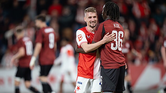 Michal Sadílek ze Slavie a Garang Kuol ze Sparty během derby.