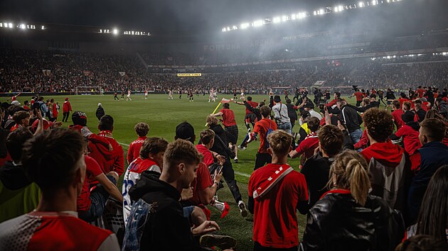 Slavističt&iacute; fanou&scaron;ci bezhlavě vb&iacute;haj&iacute; na hři&scaron;tě, ačkoliv derby se Spartou je&scaron;tě neskončilo.