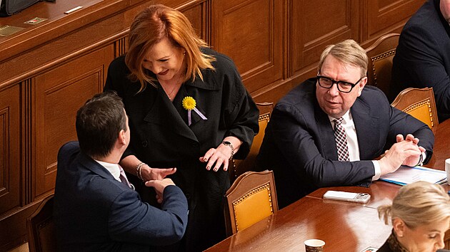 Poslanecká sněmovna projednává mimo jiné zákony týkající se veřejných rozpočtů. Na snímku Petr Macinka, Alena Schillerová a Aleš Juchelka. (13. května 2026)