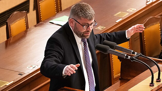 Poslanecká sněmovna projednává mimo jiné zákony týkající se veřejných rozpočtů. Na snímku Jan Jakob (TOP 09). (13. května 2026)