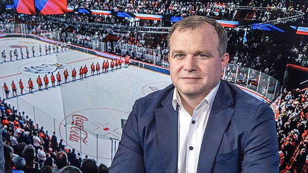 Hosty pořadu Rozstřel jsou (zleva) prezident APK Jan Tůma, ředitel hokejové extraligy Martin Loukota a moderátor Roberte Rampa.