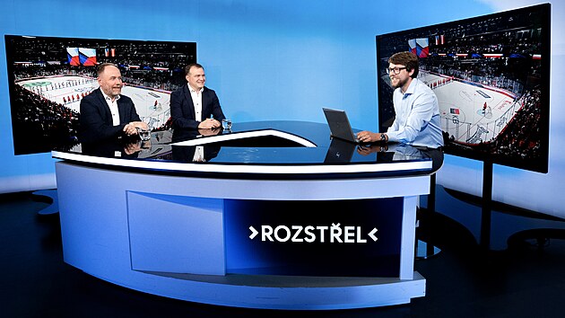 Hosty pořadu Rozstřel jsou (zleva) prezident APK Jan Tůma, ředitel hokejové extraligy Martin Loukota a moderátor Roberte Rampa.