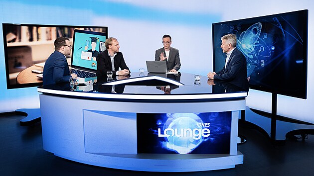 Hosty pořadu iDNES LOUNGE na t&eacute;ma vzděl&aacute;v&aacute;n&iacute; pro 21. stolet&iacute;jsou jsou (zleva) programov&yacute; ředitel společnosti EDUin Jan V&ouml;r&ouml;&scaron; Mu&scaron;uta, ředitel společnosti AIExcellence Vojtěch Komenda, moder&aacute;tor Vladim&iacute;r Vok&aacute;l a prorektor pro studium, CEVRO Univerzita Ladislav Mrklas.