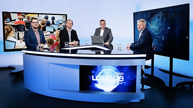 Hosty pořadu iDNES LOUNGE na t&eacute;ma vzděl&aacute;v&aacute;n&iacute; pro 21. stolet&iacute;jsou jsou (zleva) programov&yacute; ředitel společnosti EDUin Jan V&ouml;r&ouml;&scaron; Mu&scaron;uta, ředitel společnosti AIExcellence Vojtěch Komenda, moder&aacute;tor Vladim&iacute;r Vok&aacute;l a prorektor pro studium, CEVRO Univerzita Ladislav Mrklas.