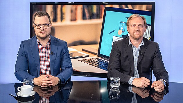 Hosty pořadu iDNES LOUNGE jsou programov&yacute; ředitel společnosti EDUin Jan V&ouml;r&ouml;&scaron; Mu&scaron;uta, ředitel společnosti AIExcellence Vojtěch Komenda a prorektor pro studium, CEVRO Univerzita Ladislav Mrklas. Moderuje Vladim&iacute;r Vok&aacute;l.