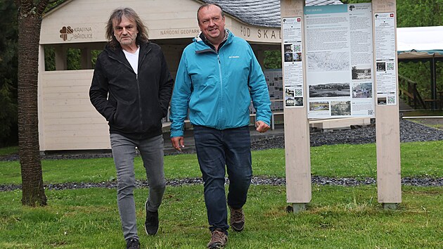 Starosta Budišova nad Budišovkou Patrik Schramm a autor projektu Lumír Moučka (vlevo) představují stovku kilometrů naučných tras Krajiny břidlice ve Starých Oldřůvkách. (15. května 2026)