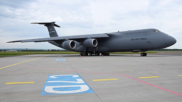 Na mo&scaron;novsk&eacute;m leti&scaron;ti v &uacute;ter&yacute; nečekaně přist&aacute;l obř&iacute; americk&yacute; transportn&iacute; letoun C-5M Super Galaxy. (12. května 2026)