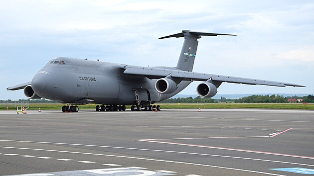 Na mo&scaron;novsk&eacute;m leti&scaron;ti v &uacute;ter&yacute; nečekaně přist&aacute;l obř&iacute; americk&yacute; transportn&iacute; letoun C-5M Super Galaxy. (12. května 2026)