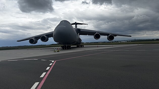 Na mo&scaron;novsk&eacute;m leti&scaron;ti v &uacute;ter&yacute; nečekaně přist&aacute;l obř&iacute; americk&yacute; transportn&iacute; letoun C-5M Super Galaxy. (12. května 2026)