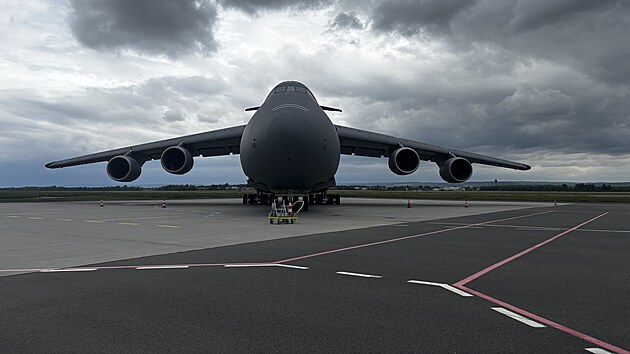 Na mo&scaron;novsk&eacute;m leti&scaron;ti v &uacute;ter&yacute; nečekaně přist&aacute;l obř&iacute; americk&yacute; transportn&iacute; letoun C-5M Super Galaxy. (12. května 2026)