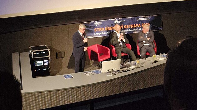 Na konferenci Stroj&iacute;renstv&iacute; Ostrava 2026 řekl ministr průmyslu a obchodu Karel Havl&iacute;ček (ANO), že prvn&iacute; mal&yacute; modul&aacute;rn&iacute; reaktor v Česku by mohl vzniknout v Moravskoslezsk&eacute;m kraji. Stavět by se mohl zač&iacute;t v roce 2035. Jedn&iacute;m z uvažovan&yacute;ch m&iacute;st jsou Dětmarovice na Karvinsku, kde doned&aacute;vna st&aacute;la uheln&aacute; elektr&aacute;rna. (14. květen 2026)