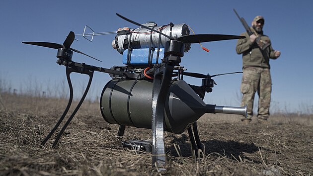 Vojáci ukrajinské dronové jednotky testují optické drony před nasazením na frontě v Doněcké oblasti. (9. března 2026)