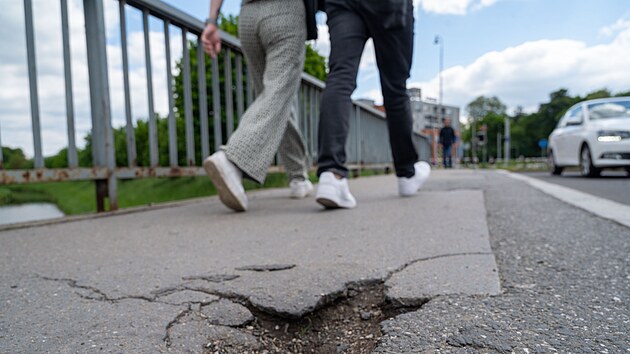V projektu Tvoříme Zlín zvítězila i oprava chodníku na mostě u nákupního centra na Čepkově. (květen 2026)