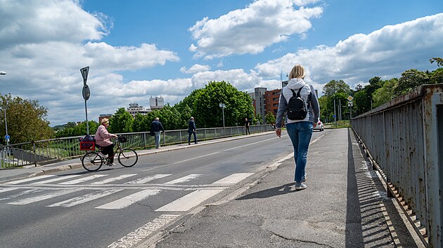 V projektu Tvoříme Zlín zvítězila i oprava chodníku na mostě u nákupního centra na Čepkově. (květen 2026)
