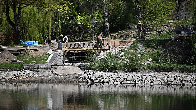 Dělníci pokračují na stavbě nových mostků a zpevňování břehů v parku Budoucnost.