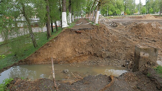 Velk&aacute; voda se v ponděl&iacute; večer a v noci přehnala mimo jin&eacute; přes žď&aacute;rsk&eacute; volejbalov&eacute; kurty Na Rybn&iacute;čku. Proud tekl skrze d&iacute;ru v rekonstruovan&eacute; hr&aacute;zi Horn&iacute;ho rybn&iacute;ka.