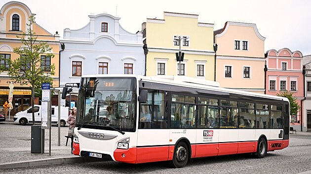 V Havl&iacute;čkově Brodě budou od středy jezdit městsk&eacute; autobusy (na sn&iacute;mku jeden z vozů na Havl&iacute;čkově n&aacute;měst&iacute;) pro v&scaron;echny cestuj&iacute;c&iacute; zcela zdarma. Radnice t&iacute;mto nečekan&yacute;m krokem reaguje na demolici a stavbu nov&eacute;ho mostu v Masarykově ulici a snaž&iacute; se ulevit dopravě ve městě.