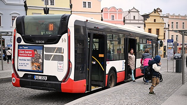 Autobus městsk&eacute; hromadn&eacute; dopravy v Havl&iacute;čkově Brodě. Od středy se jimi lid&eacute; budou vozit po dobu čtrn&aacute;cti měs&iacute;ců zdarma. Radn&iacute; chtěj&iacute; opatřen&iacute;m zm&iacute;rnit dopravn&iacute; komplikace spojen&eacute; s demolic&iacute; mostu na hlavn&iacute;m průtahu.