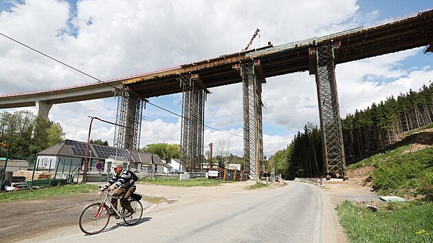 Nově vznikající silniční most v Brtnici, pod kterým vede silnice směrem na Bransouze. Stavbaři zde chystají betonáž předposledního pole vrchní konstrukce. Pokud tempo vydrží, mohl by být obchvat zprovozněn namísto podzimu příštího roku už na jaře 2027.