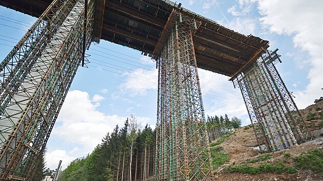 Výstavba obchvatu Brtnice výrazně mění panorama tamního údolí. Přemostění o celkové délce 311 metrů bude po dokončení nejvyšším mostem, jaký kdy Kraj Vysočina stavěl. Práce na betonáži sedmi polí aktuálně běží v předstihu oproti původnímu plánu.