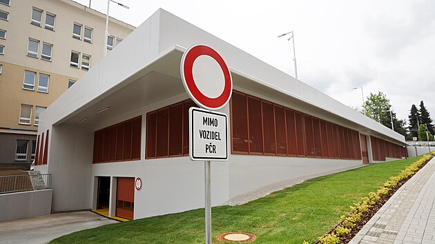 V Jihlavě u policie stoj&iacute; nov&yacute; parkovac&iacute; dům, st&aacute;l 110 milionů korun. (12. května 2026)