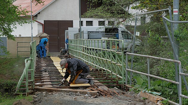 Původn&iacute; l&aacute;vku museli děln&iacute;ci v ponděl&iacute; nejprve č&aacute;stečně rozřezat a rozebrat.