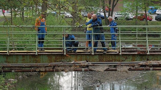 Původn&iacute; l&aacute;vku museli děln&iacute;ci v ponděl&iacute; nejprve č&aacute;stečně rozřezat a rozebrat. (11. května 2026)