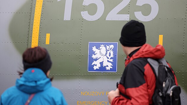 N&aacute;v&scaron;těvn&iacute;ci si zbl&iacute;zka prohl&iacute;žej&iacute; detaily transportn&iacute;ho letounu CASA C-295M s česk&yacute;m v&yacute;sostn&yacute;m znakem.