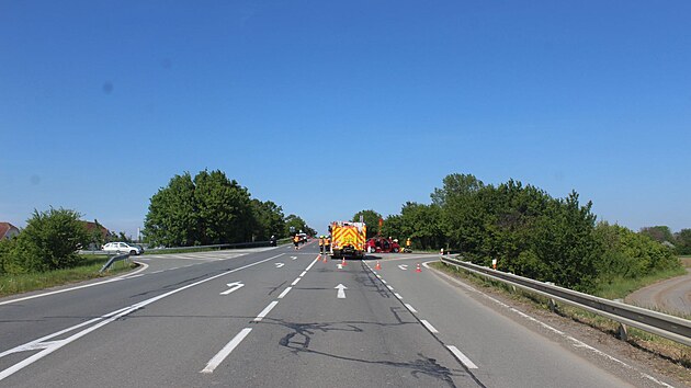 Motocykl se střetl s odbočuj&iacute;c&iacute;m autem, řidič motorky na m&iacute;stě zemřel. (10. května 2026)