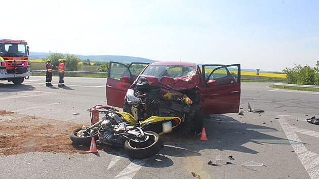 Motocykl se střetl s odbočuj&iacute;c&iacute;m autem, řidič motorky na m&iacute;stě zemřel. (10. května 2026)