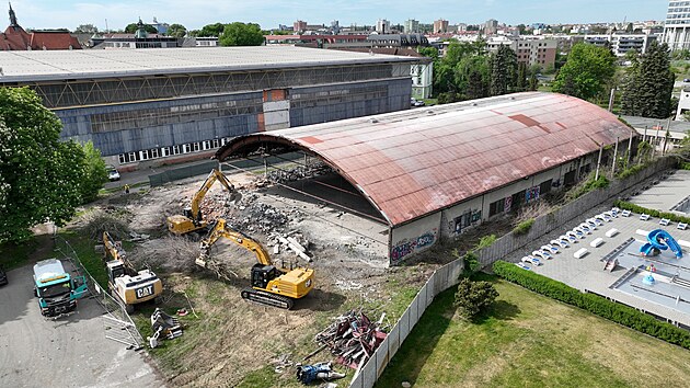 Malá hala vedle zimního stadionu v Olomouci, ve které byla dříve ledová plocha, jde k zemi. Zbouraná má být do konce května. (květen 2026)