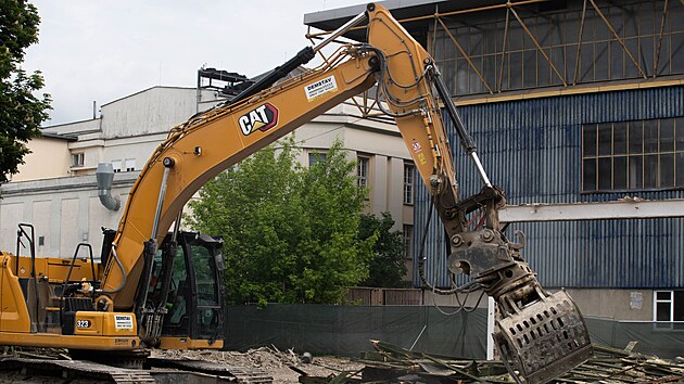 Demoliční práce jsou vedle olomouckého zimního stadionu v plném proudu. (květen 2026)