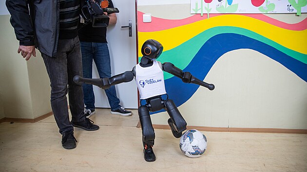 Žáci se tak učí, jak robotovi dávat pokyny, a to buď pomocí dálkového ovládání, nebo skrze autonomní režimy. Právě ve zmíněném režimu stroj reaguje na okolní podněty, jako je například kopnutí do míče po jeho rozpoznání.(14. května 2026)