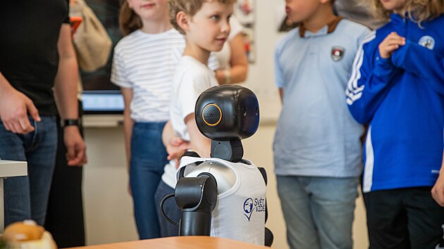 To je on. Robot Booster, který bude na základní škole Q v Prostějově pomáhat s výukou. (14. května 2026)