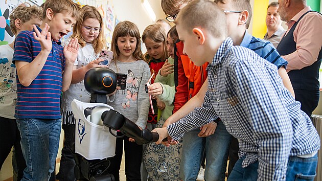 Zatímco se humanoidní roboti objevují zejména na univerzitách nebo specializovaných středních školách, v Prostějově věří, že je potřeba s výukou začít mnohem dříve. (14. května 2026)