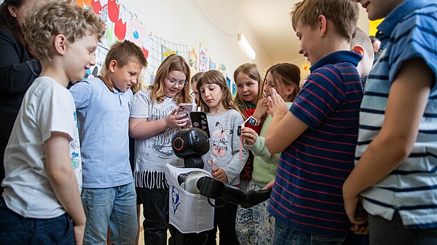 Pro výuku zakoupili zástupci školy na veletrhu v Londýně robota Boostera určeného pro vzdělávání od firmy Booster Robotics, jehož cena se pohybuje kolem 300 tisíc korun. (14. května 2026)