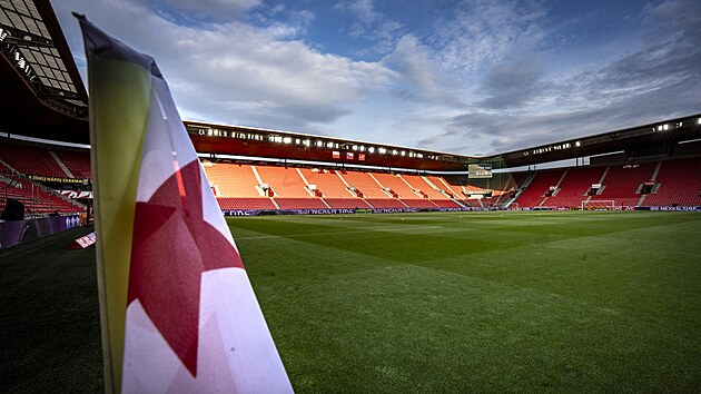 Prázdné tribuny na slávistickém stadionu v Edenu
