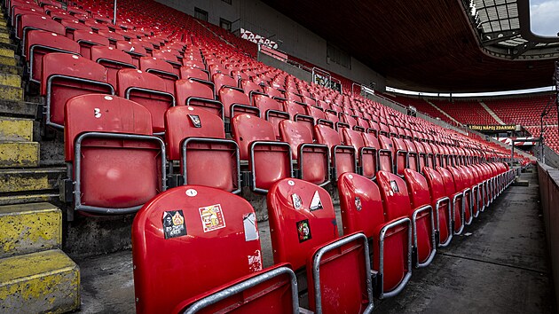 Prázdné tribuny na slávistickém stadionu v Edenu