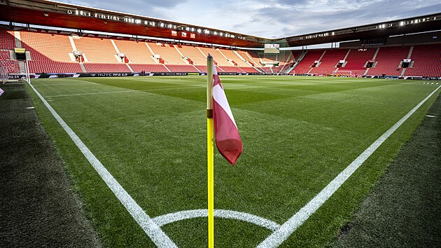 Prázdné tribuny na slávistickém stadionu v Edenu