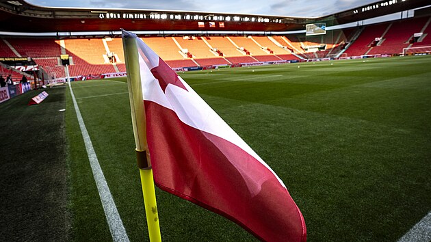 Prázdné tribuny na slávistickém stadionu v Edenu
