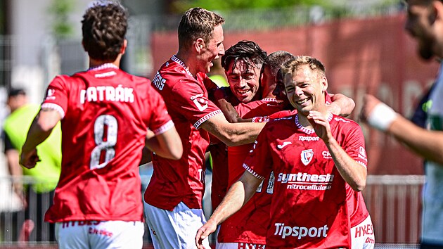 Pardubičt&iacute; fotbalist&eacute; se raduj&iacute; z g&oacute;lu Vojtěcha Patr&aacute;ka, u kter&eacute;ho asistoval Kamil Vacek.