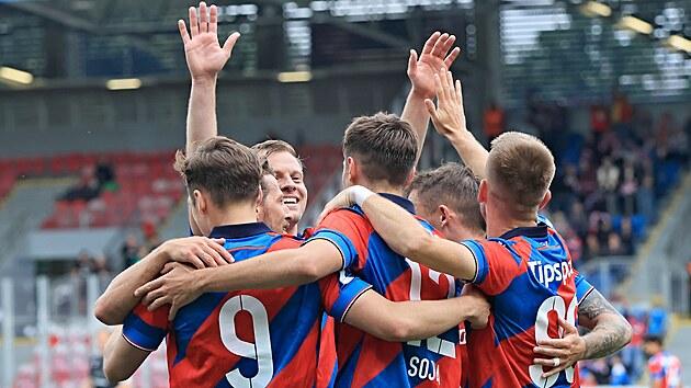 Fotbalist&eacute; Plzně se raduj&iacute; z vstřelen&eacute;ho g&oacute;lu.