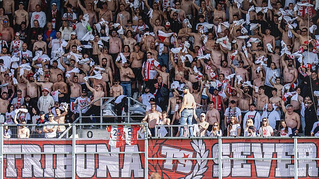 Slávističtí fanoušci během utkání v Hradci