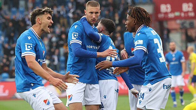 Ostrav&scaron;t&iacute; fotbalist&eacute; se raduj&iacute; z g&oacute;lu.