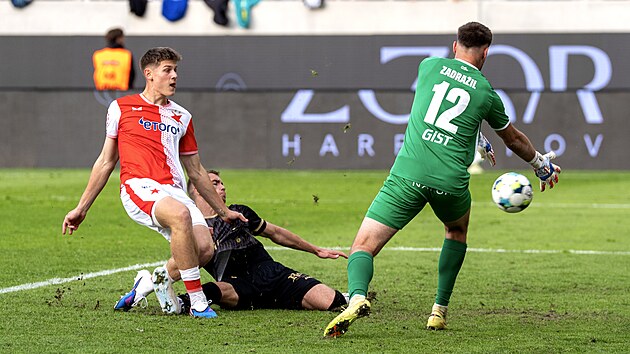 Sl&aacute;vistick&yacute; &uacute;točn&iacute;k Dan Kohout překon&aacute;v&aacute; brank&aacute;ře Adama Zadražila z Hradce...
